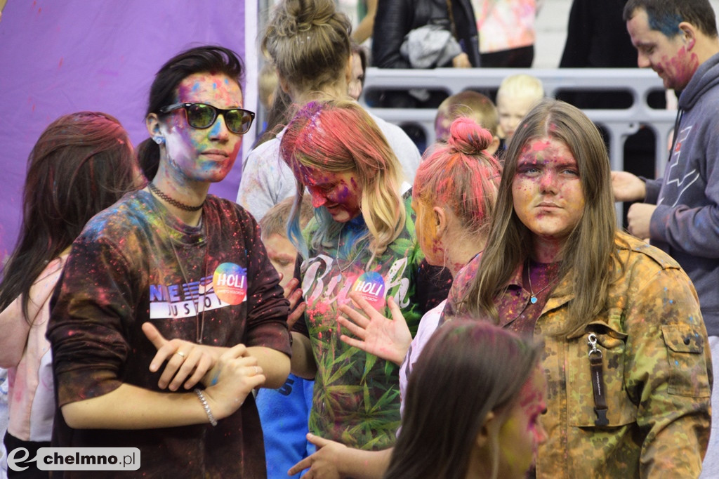 Szaleństwo podczas Festiwalu Kolorów Holi