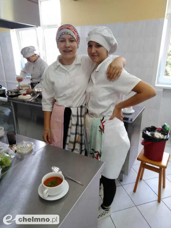 Uczniowie ZS CKZ w Grubnie pitraszą smaczne dania