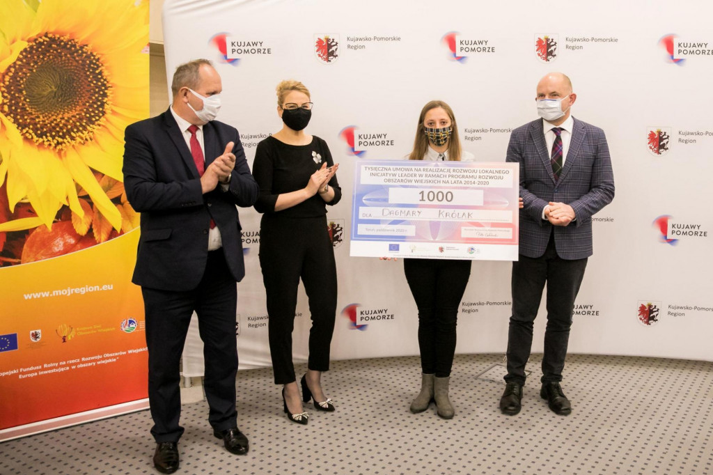 Tysięczna umowa dotacyjna na uruchomienie firmy fotograficznej