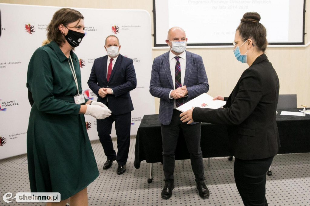 Tysięczna umowa dotacyjna na uruchomienie firmy fotograficznej