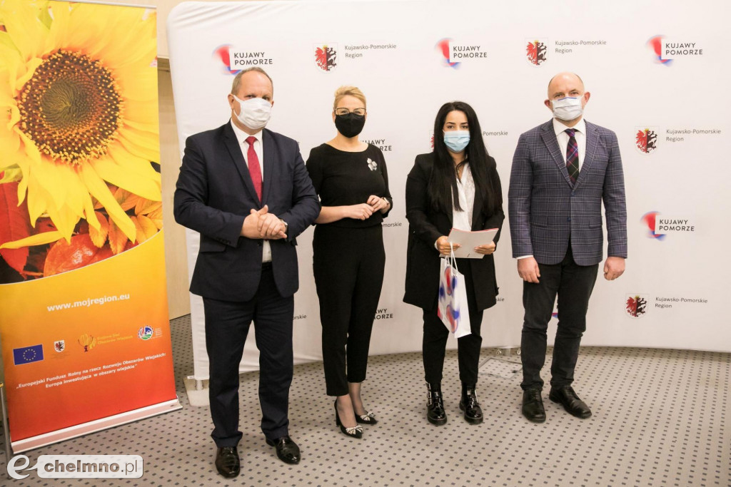 Tysięczna umowa dotacyjna na uruchomienie firmy fotograficznej