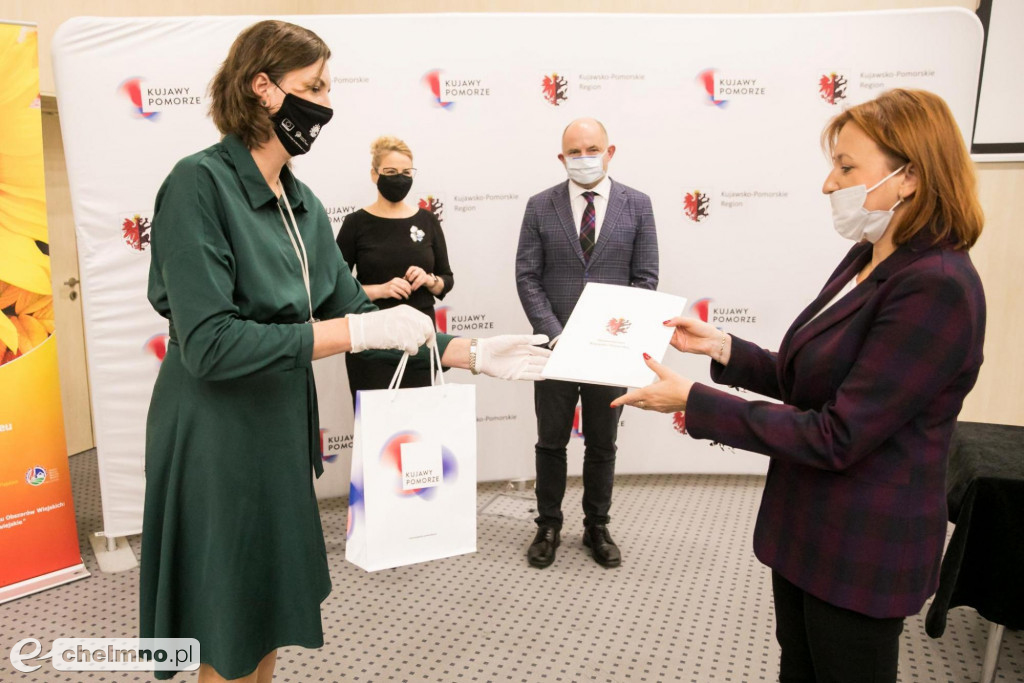 Tysięczna umowa dotacyjna na uruchomienie firmy fotograficznej