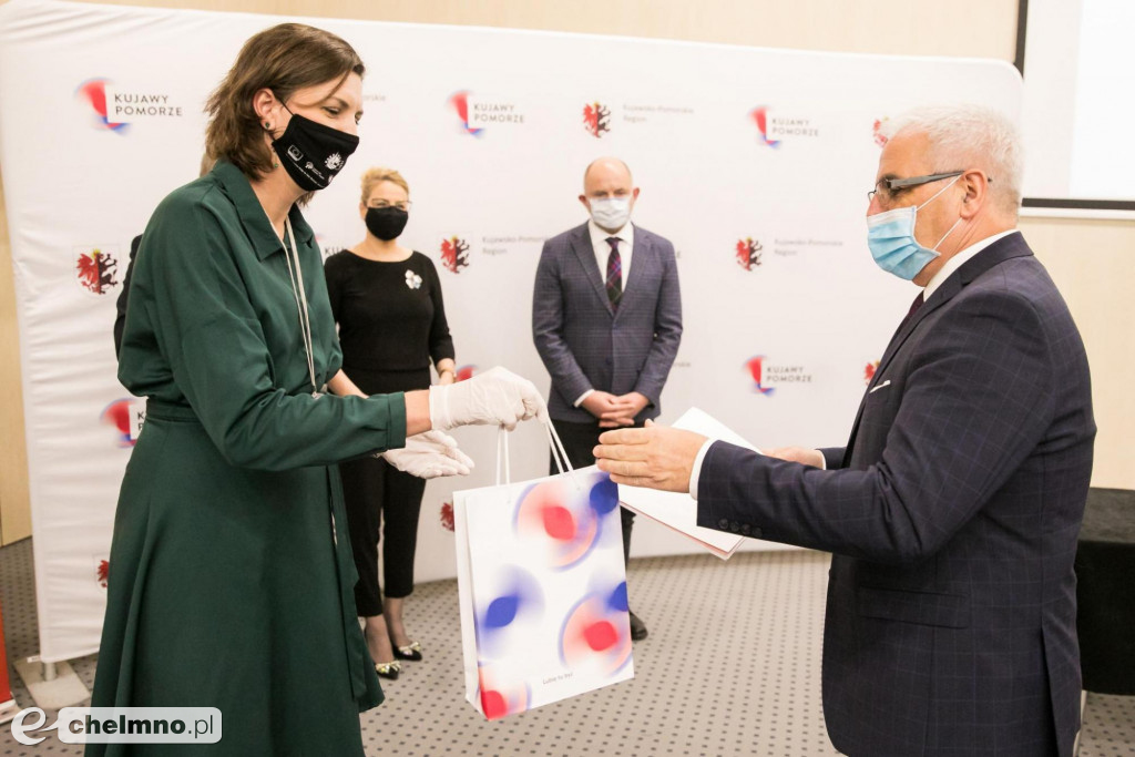 Tysięczna umowa dotacyjna na uruchomienie firmy fotograficznej