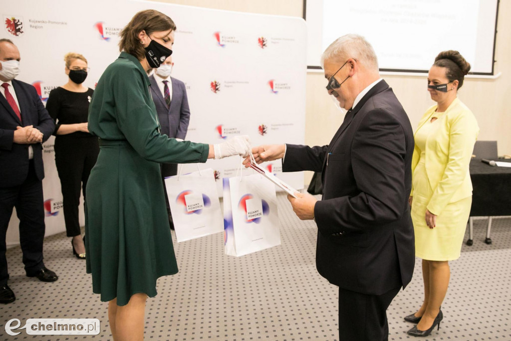 Tysięczna umowa dotacyjna na uruchomienie firmy fotograficznej