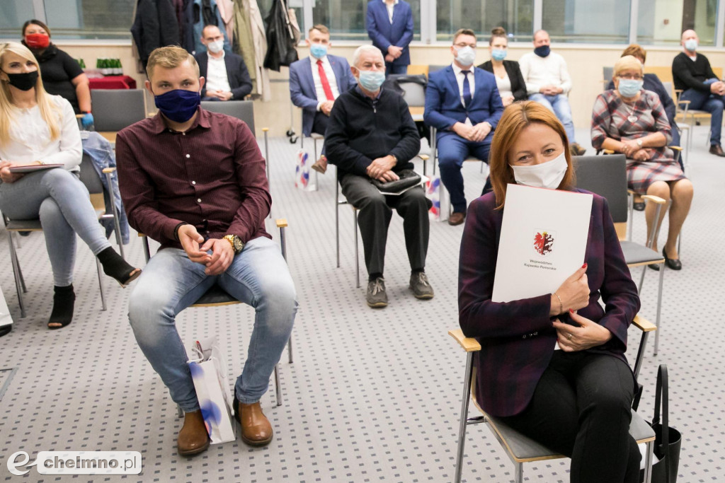 Tysięczna umowa dotacyjna na uruchomienie firmy fotograficznej
