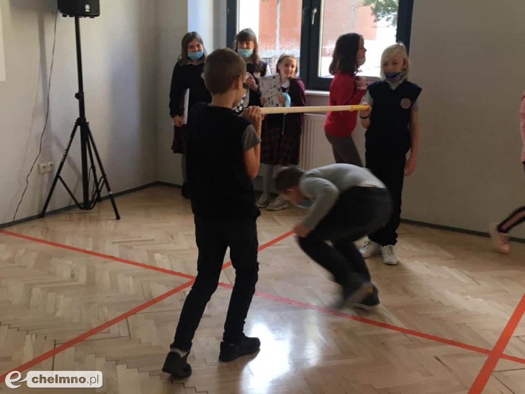 Otrzęsiny uczniów czwartej klasy w Katoliku