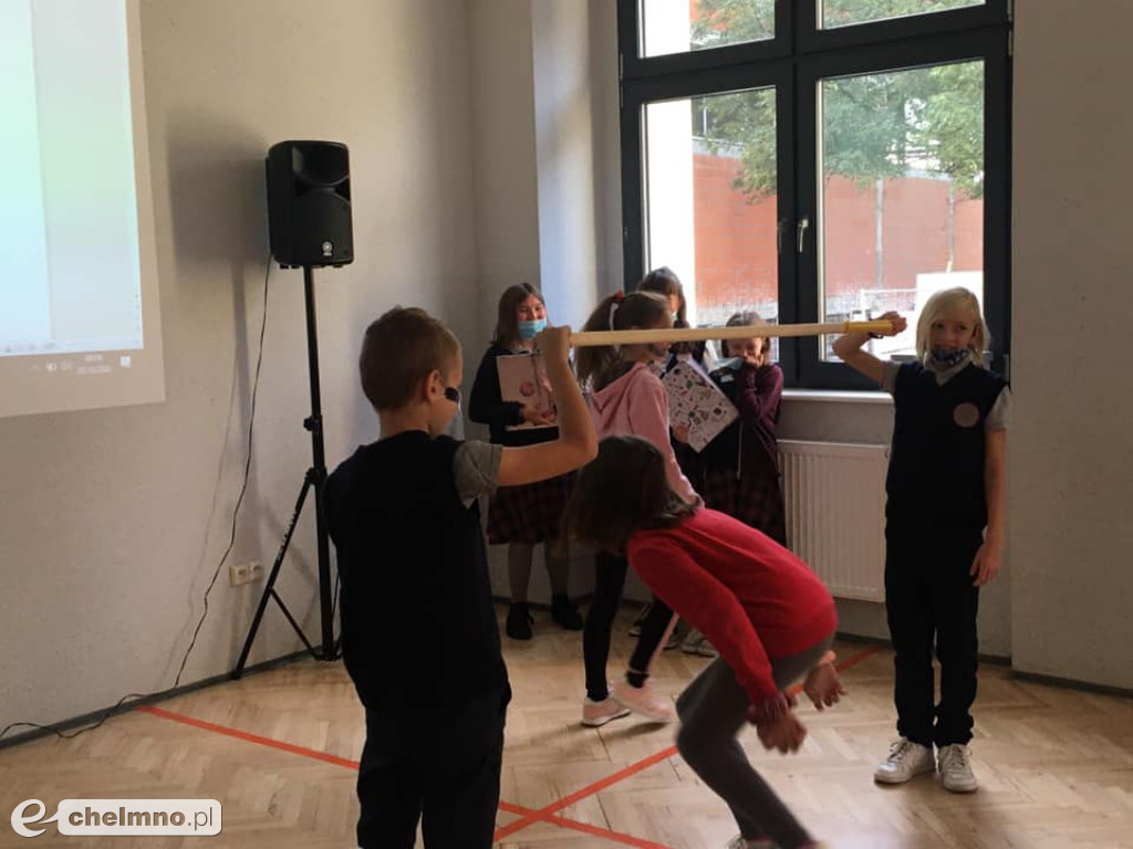 Otrzęsiny uczniów czwartej klasy w Katoliku