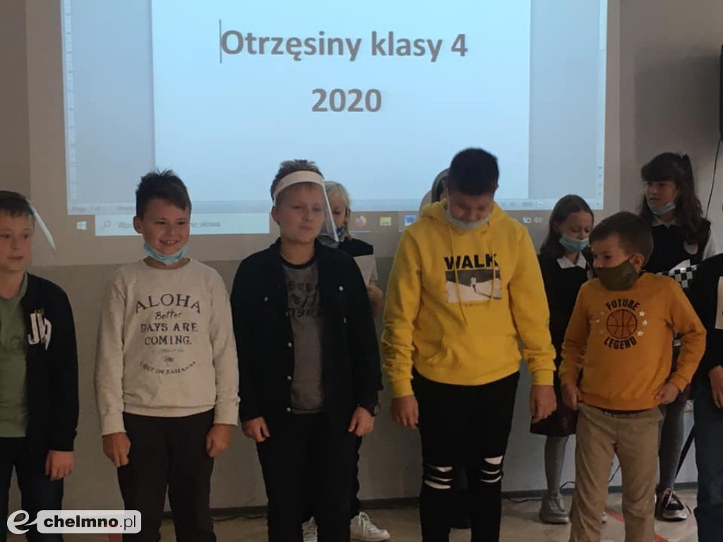 Otrzęsiny uczniów czwartej klasy w Katoliku