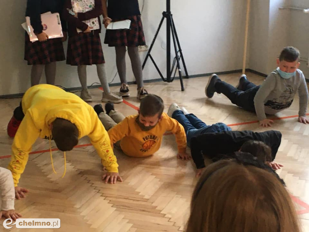 Otrzęsiny uczniów czwartej klasy w Katoliku