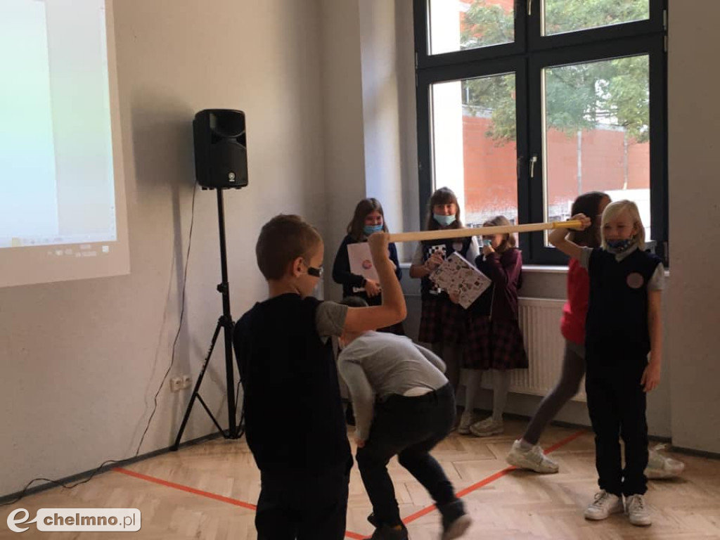 Otrzęsiny uczniów czwartej klasy w Katoliku