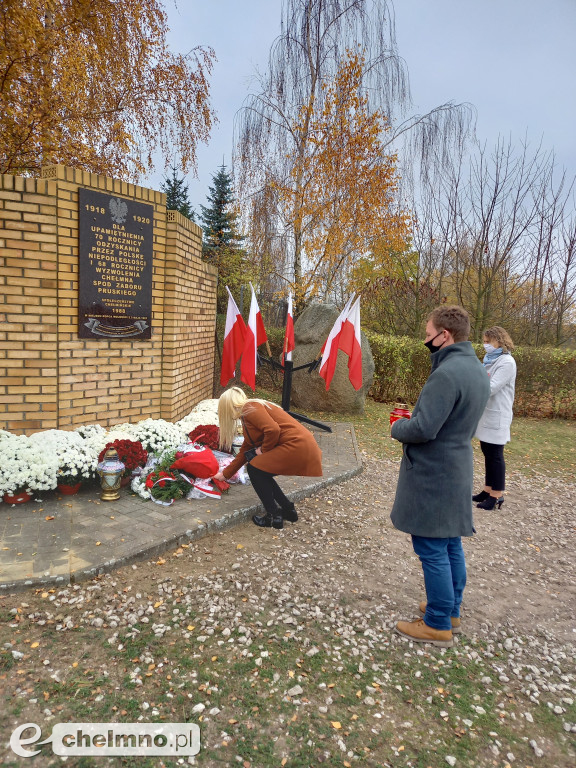 Delegacje PiS złożyły wiązanki kwiatów w gminach powiatu chełmińskiego