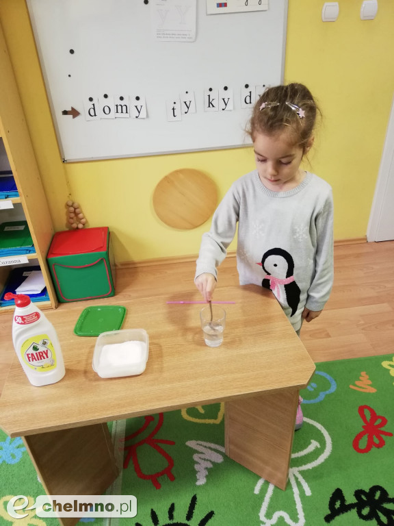 Przedszkolaki z Brzdąca eksperymentowały z bańkami