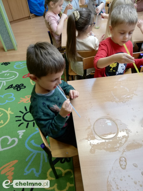 Przedszkolaki z Brzdąca eksperymentowały z bańkami
