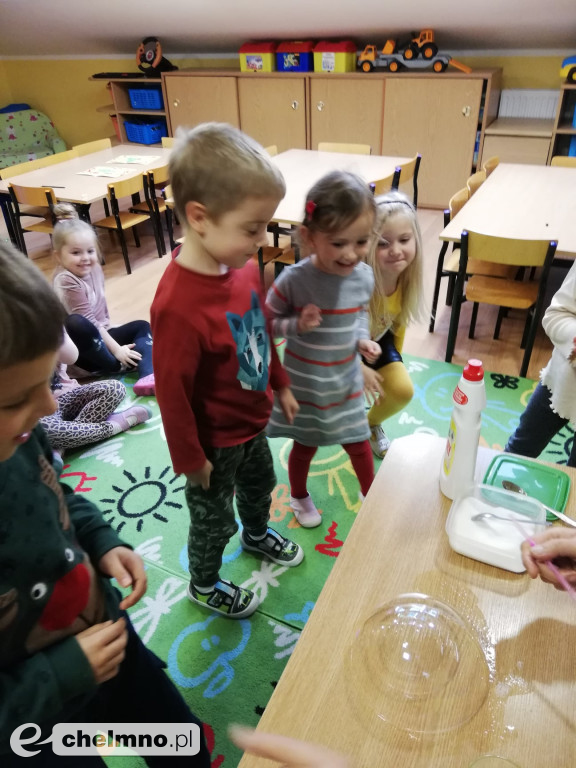 Przedszkolaki z Brzdąca eksperymentowały z bańkami