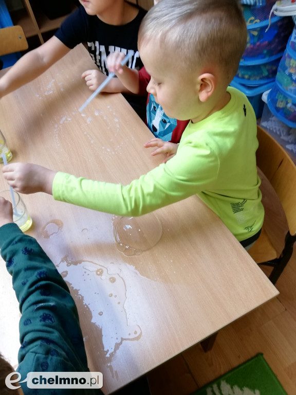 Przedszkolaki z Brzdąca eksperymentowały z bańkami