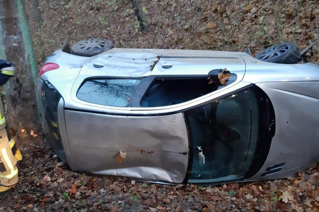 Auto wypadło z drogi i dachowało...