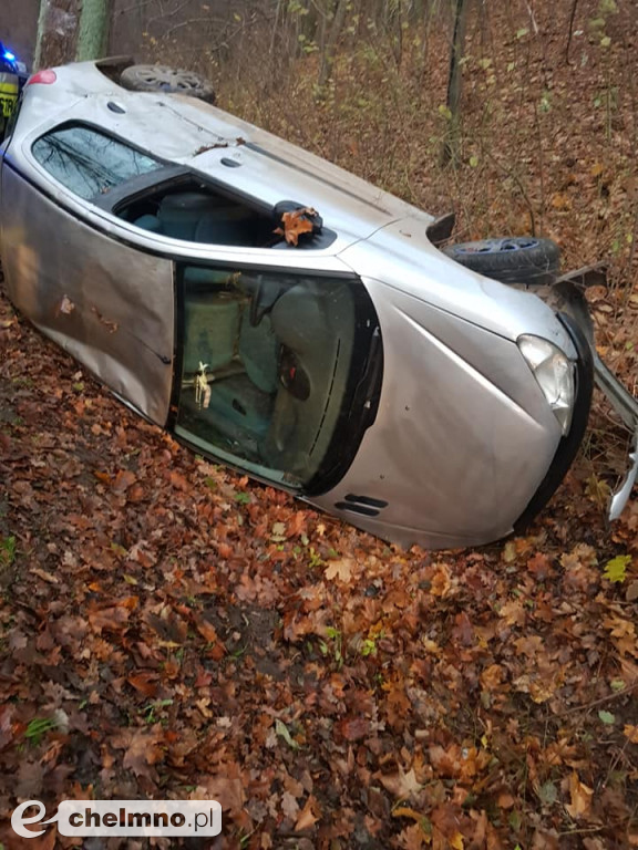 Auto wypadło z drogi i dachowało...