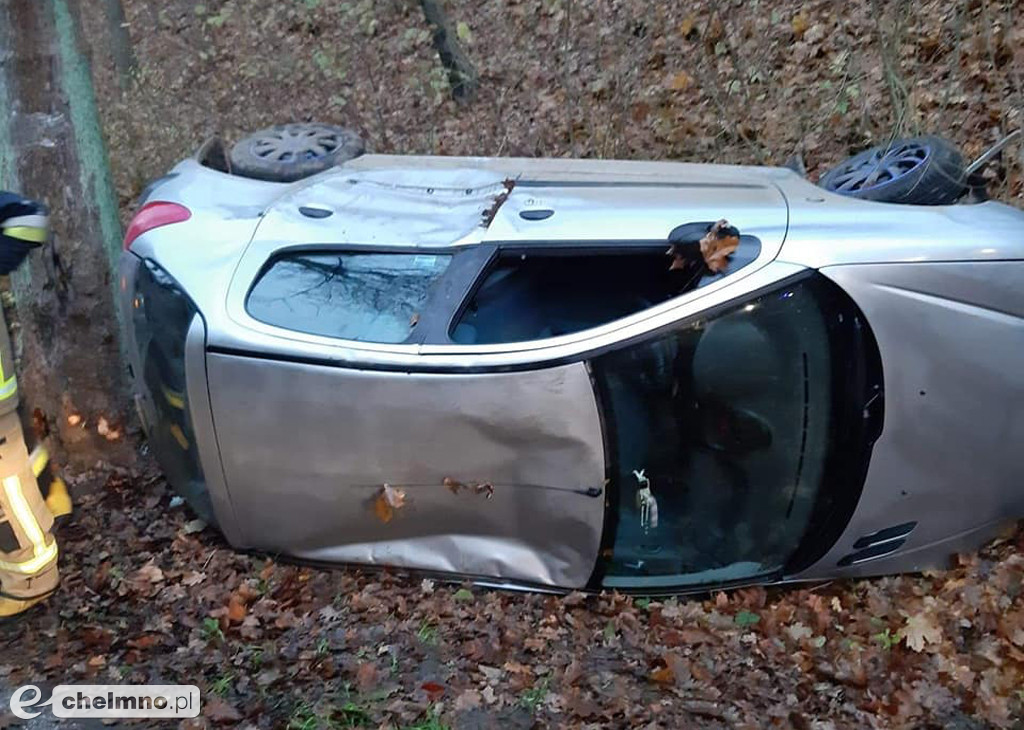 Auto wypadło z drogi i dachowało...