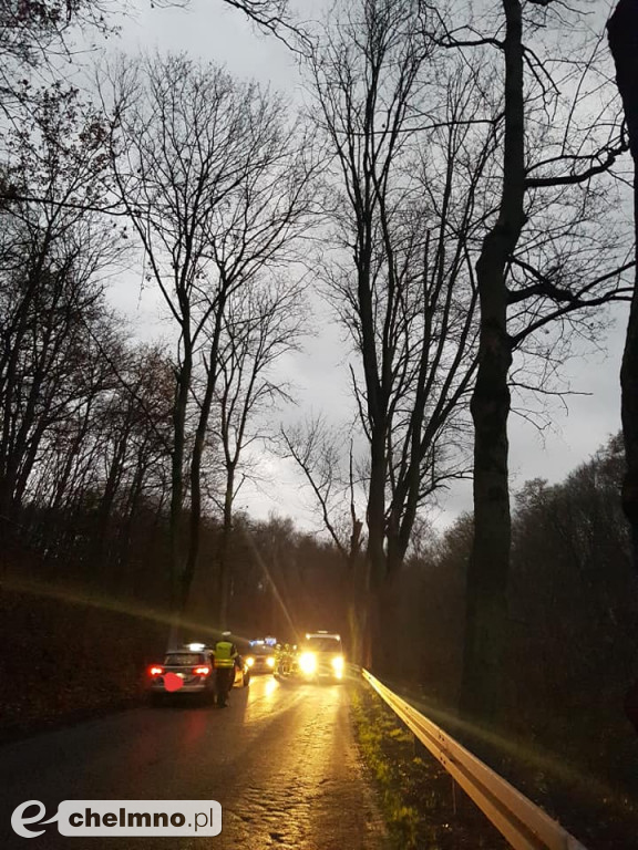 Auto wypadło z drogi i dachowało...