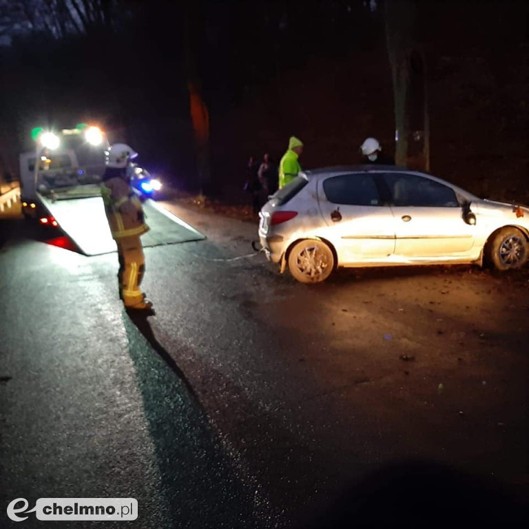 Auto wypadło z drogi i dachowało...