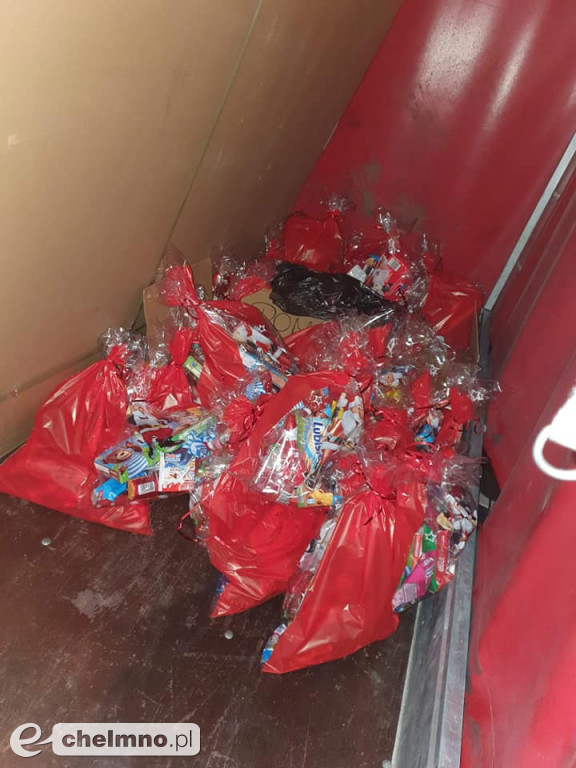 Druhowie z OSP Unisław obdarowali dzieci na Mikołaja