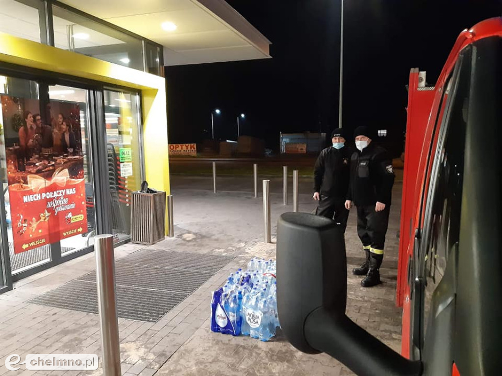 Druhowie z OSP Unisław obdarowali dzieci na Mikołaja