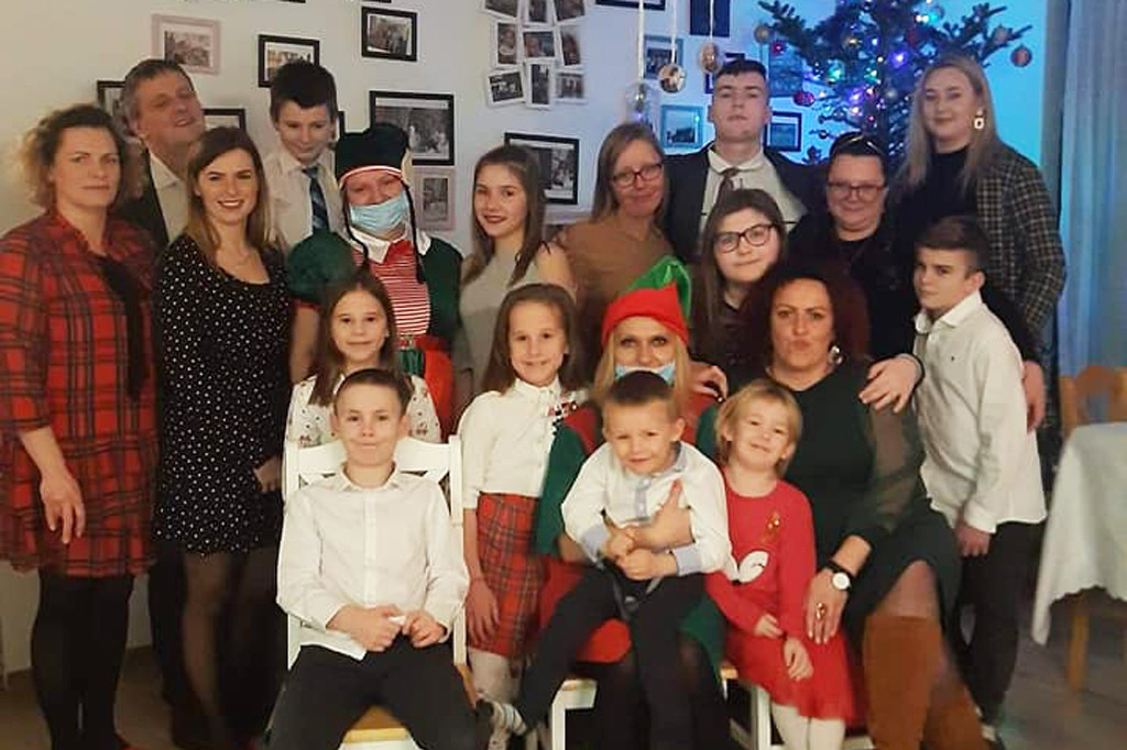 Wdzięczne dzieci i młodzież dziękują za prezenty