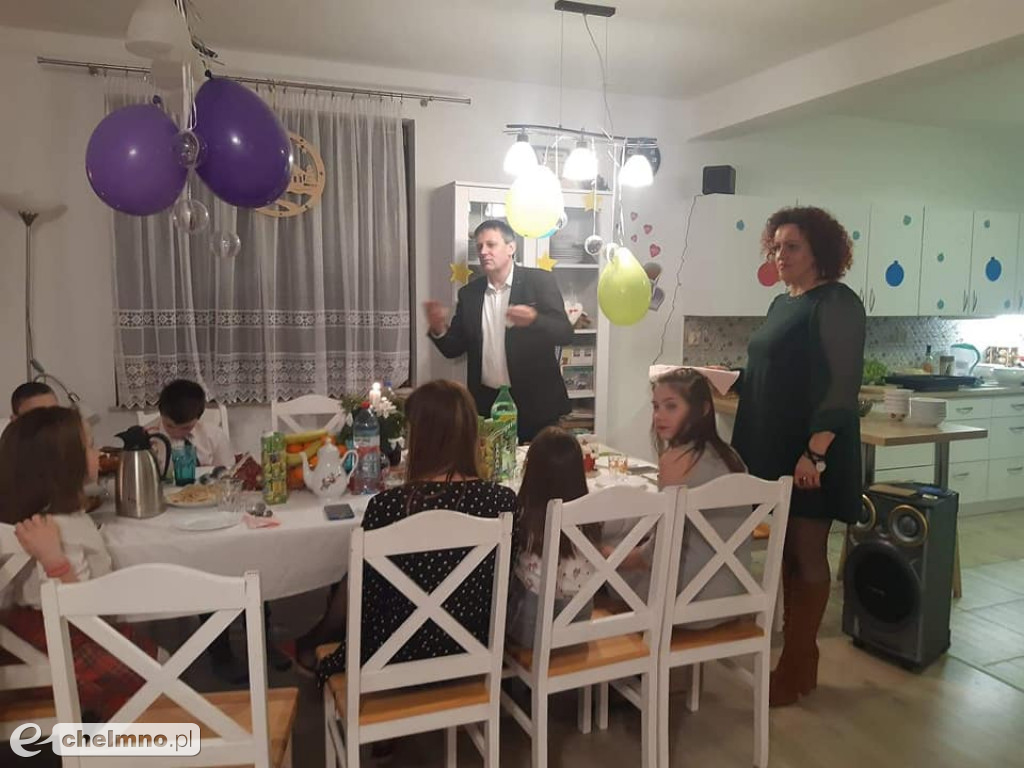 Wdzięczne dzieci i młodzież dziękują za prezenty