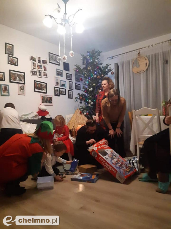 Wdzięczne dzieci i młodzież dziękują za prezenty