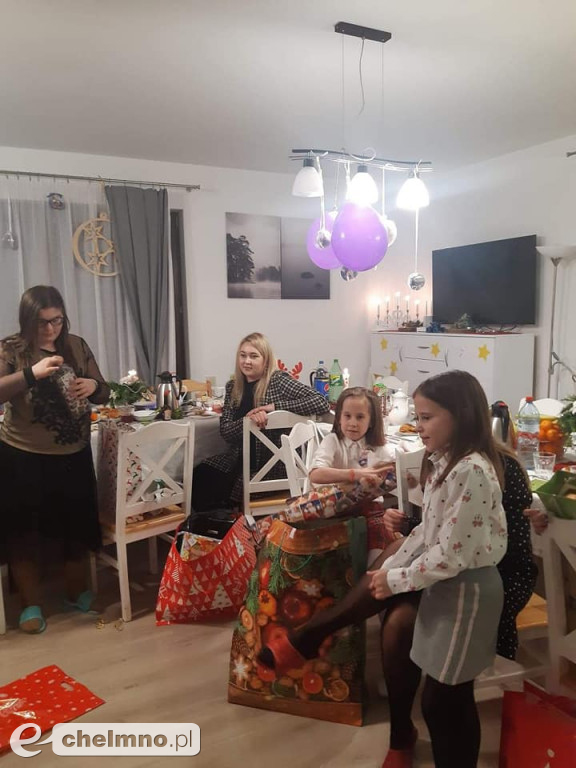 Wdzięczne dzieci i młodzież dziękują za prezenty