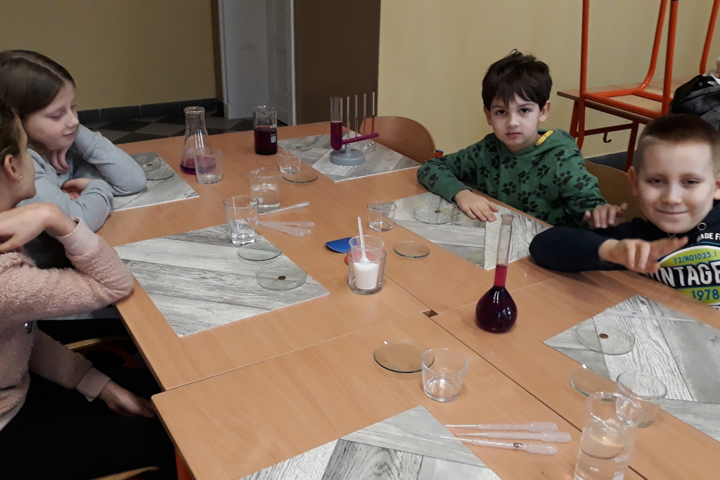 Uczniowie eksperymentowali na zajęciach z chemii