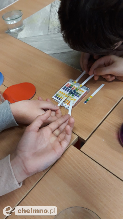 Uczniowie eksperymentowali na zajęciach z chemii