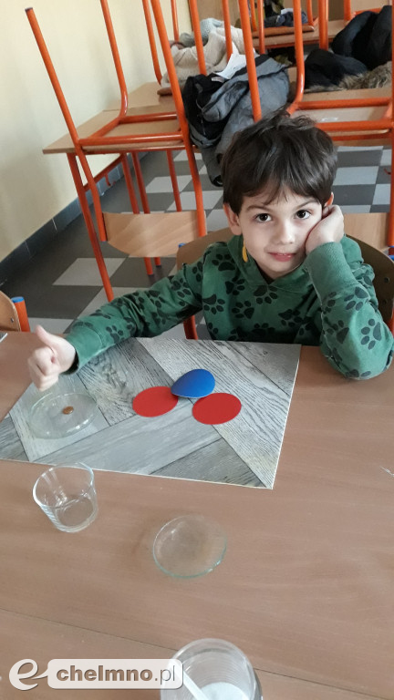 Uczniowie eksperymentowali na zajęciach z chemii