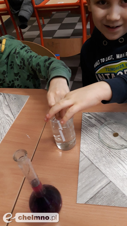 Uczniowie eksperymentowali na zajęciach z chemii