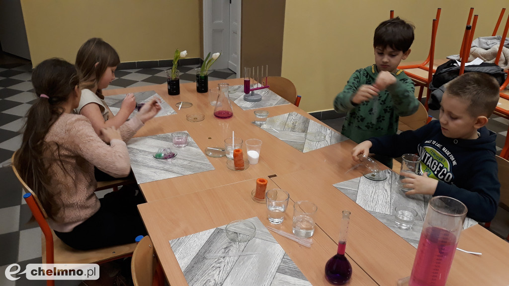 Uczniowie eksperymentowali na zajęciach z chemii
