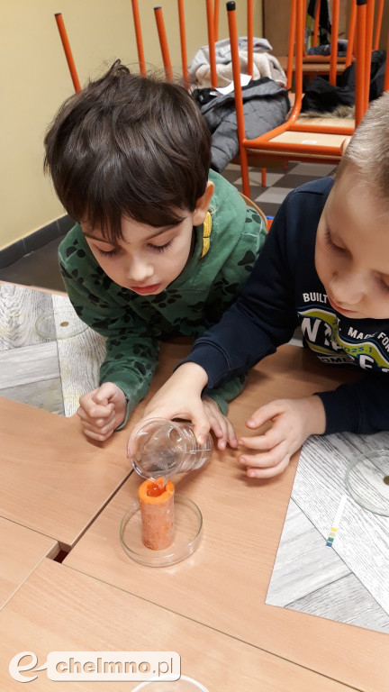 Uczniowie eksperymentowali na zajęciach z chemii