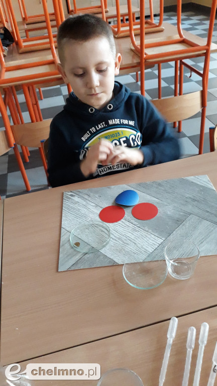 Uczniowie eksperymentowali na zajęciach z chemii