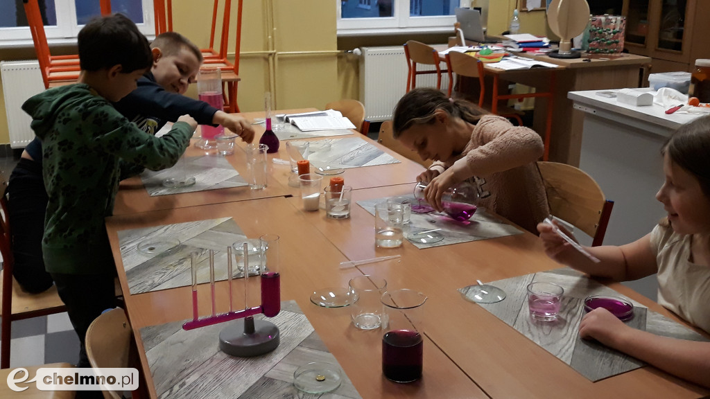 Uczniowie eksperymentowali na zajęciach z chemii