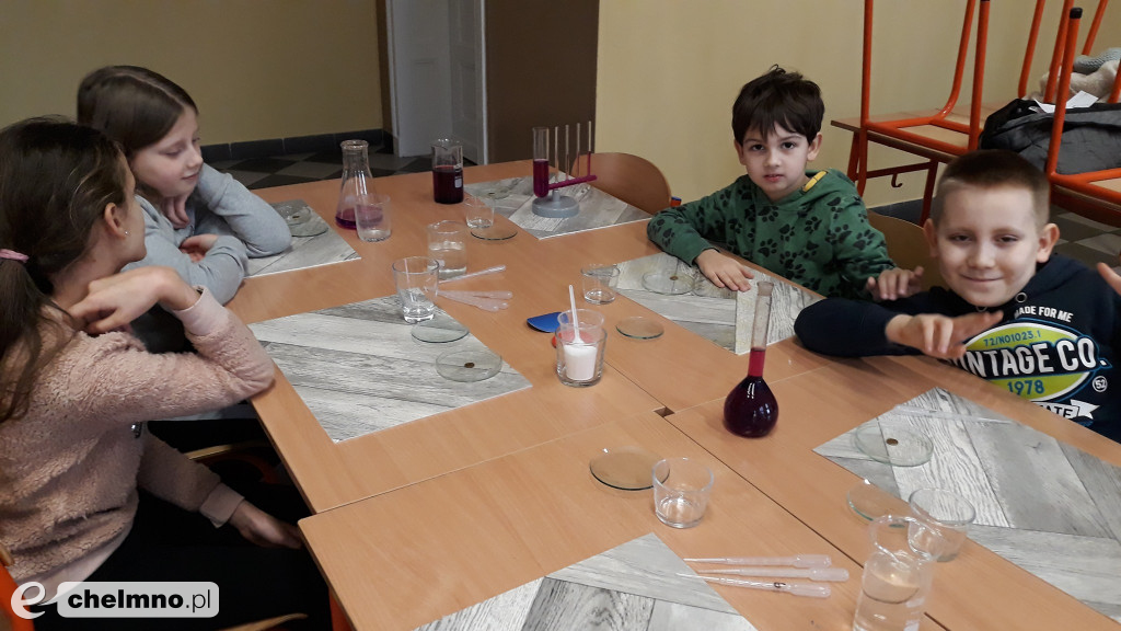 Uczniowie eksperymentowali na zajęciach z chemii