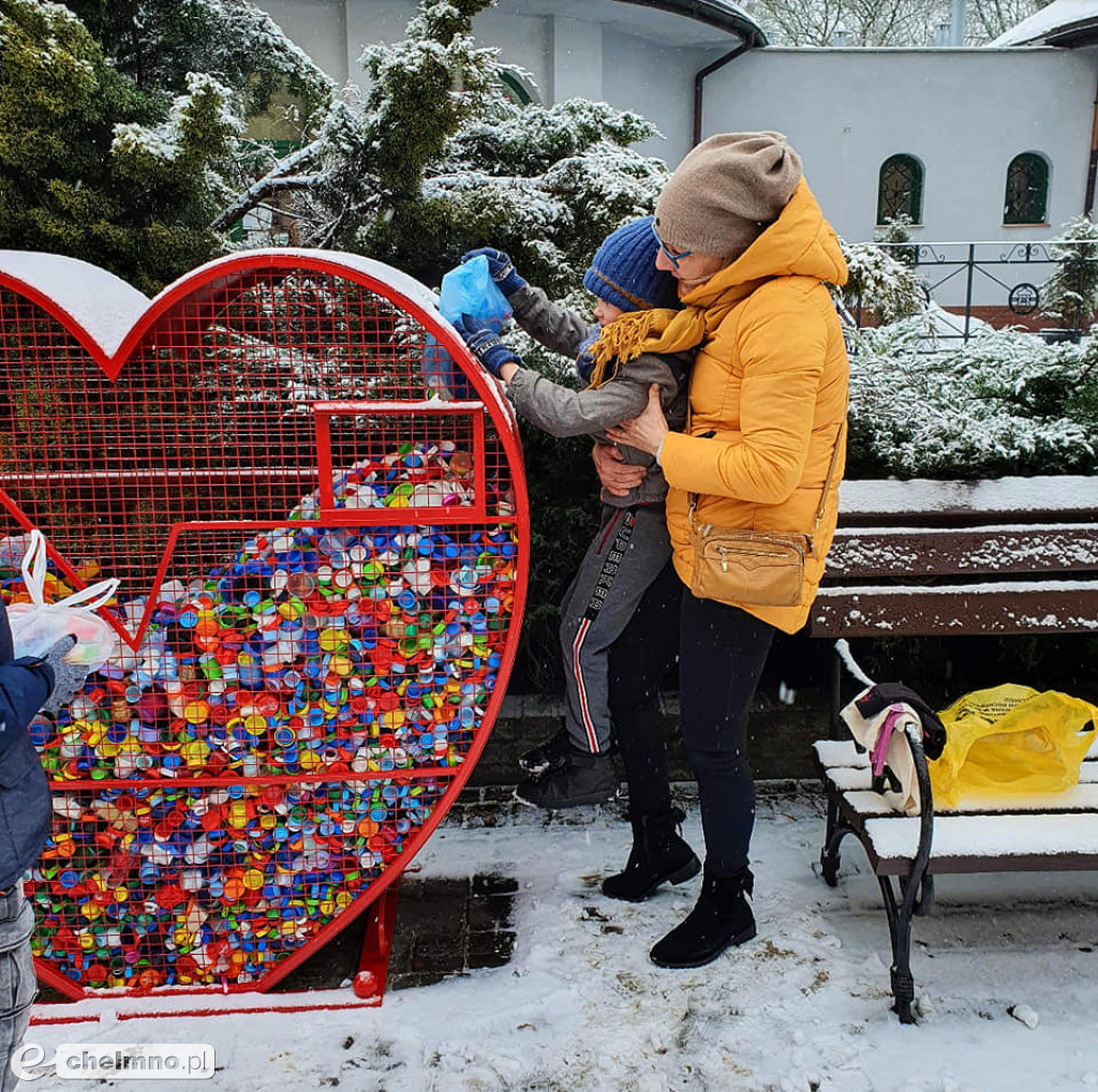 Serce przed Urzędem Miasta zapełnia się nakrętkami