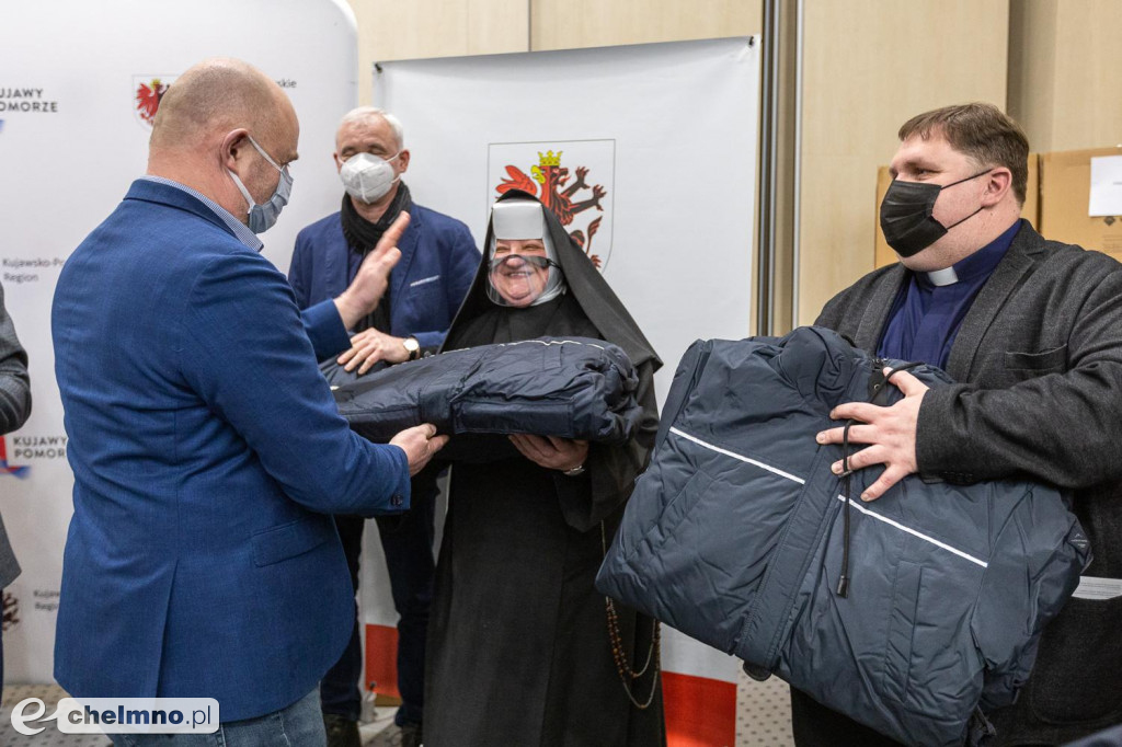 Dwieście kurtko-śpiworów trafi do bezdomnych