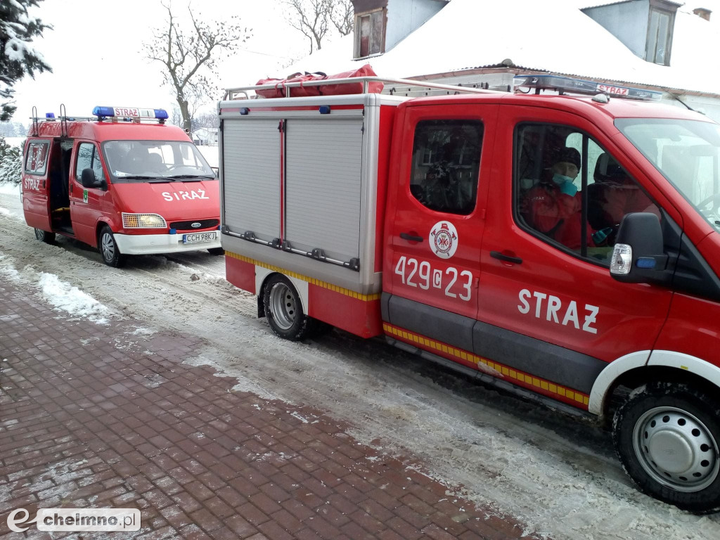 Strażacy pomagają seniorom dotrzeć na szczepienie