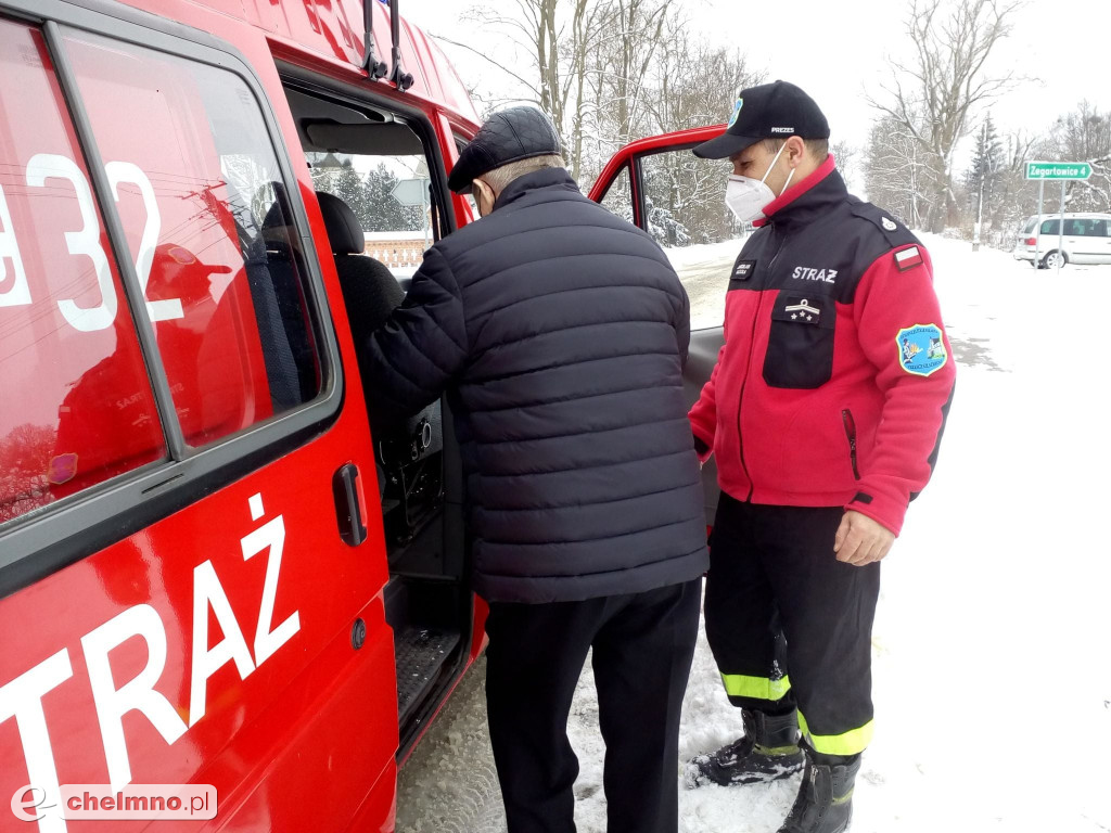 Strażacy pomagają seniorom dotrzeć na szczepienie