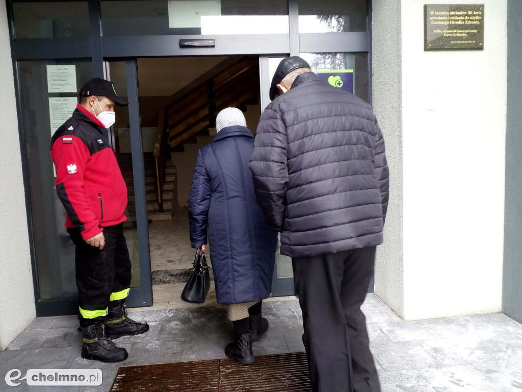Strażacy pomagają seniorom dotrzeć na szczepienie