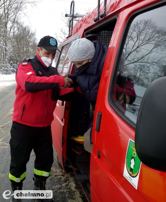 Strażacy pomagają seniorom dotrzeć na szczepienie