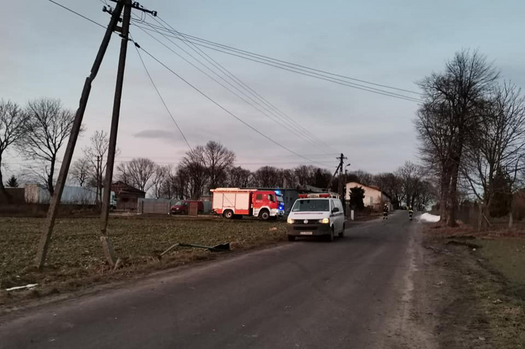 Słup energetyczny stwarzał zagrożenie na drodze