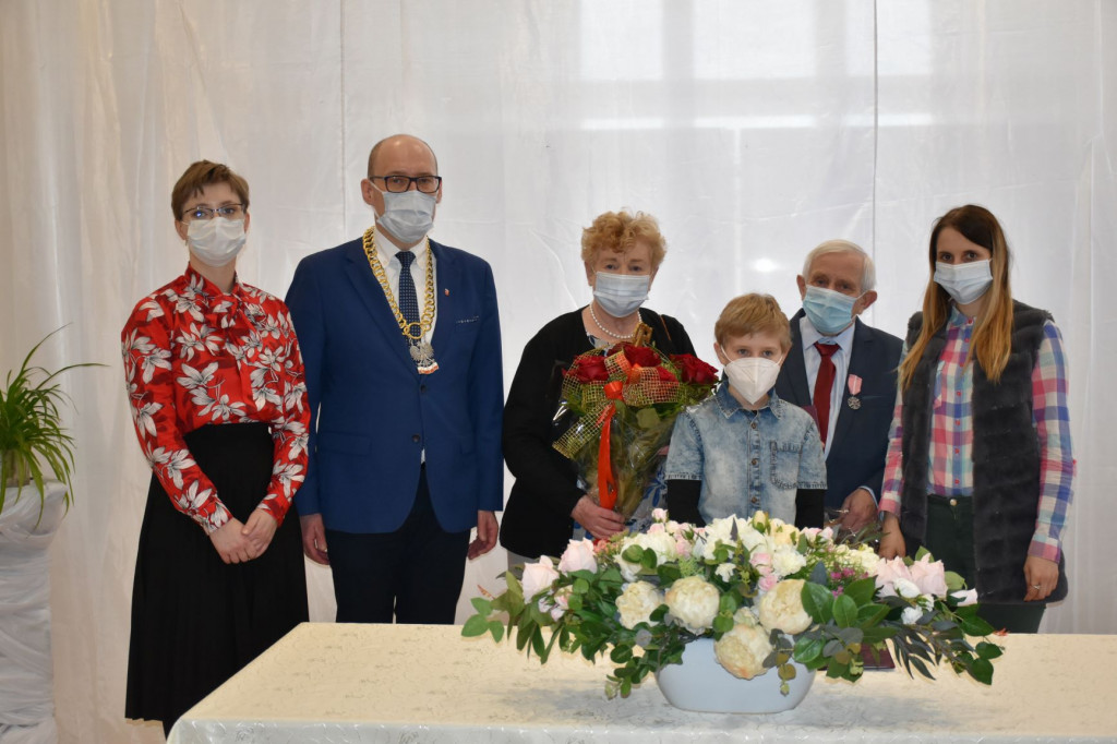 Otrzymali jubileuszowe medale na złote gody