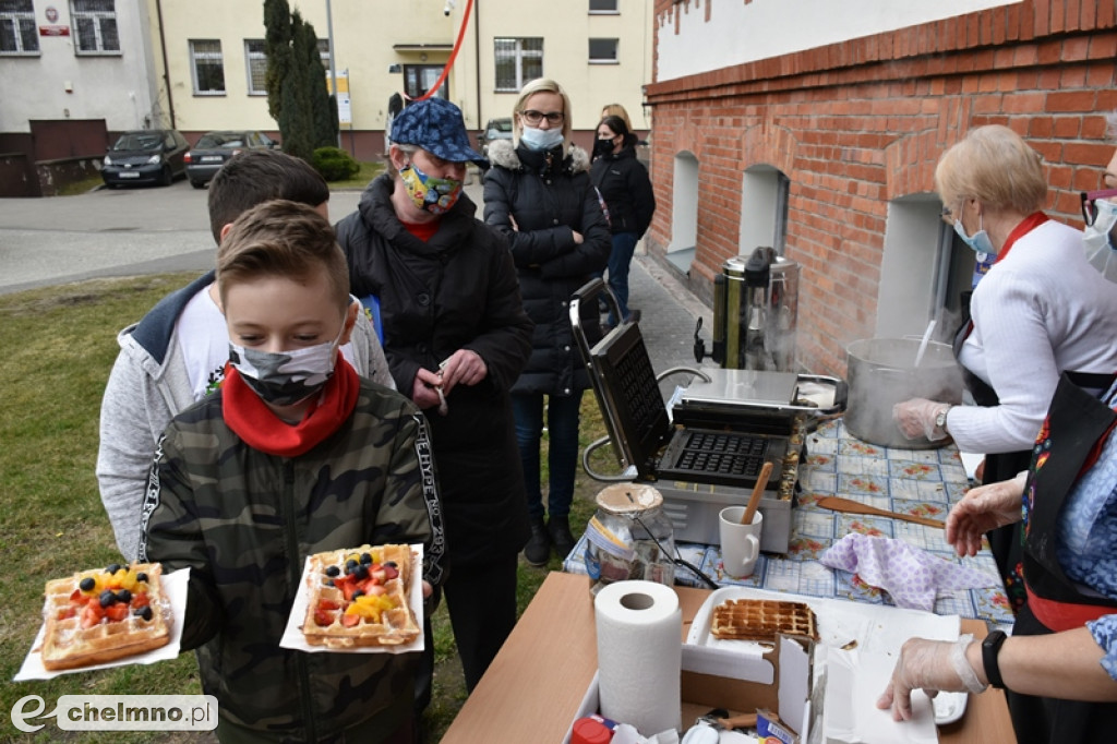 Pomagali na słodko. Święto gofra w Unisławiu