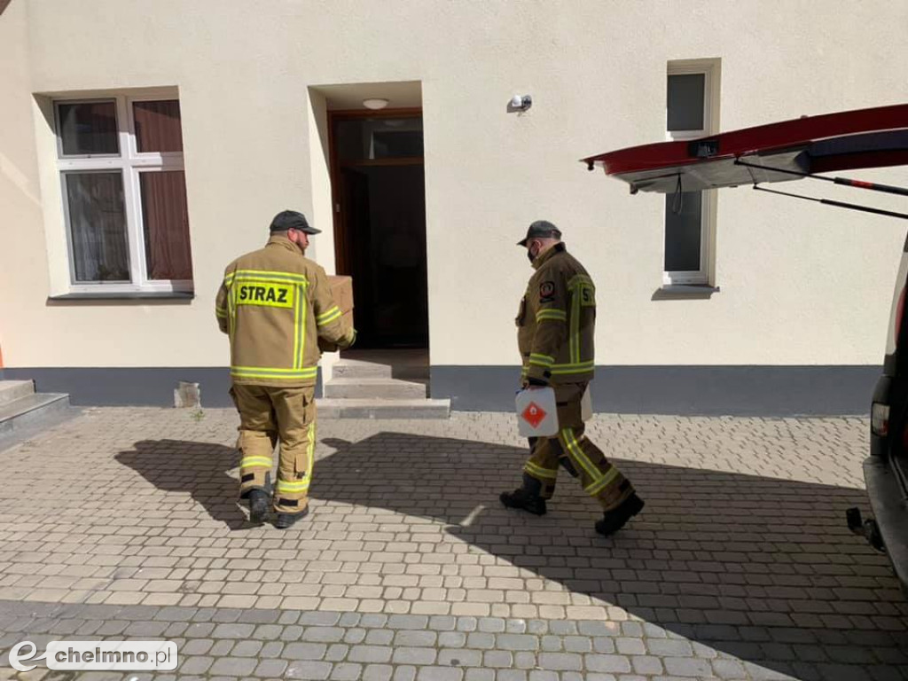 Strażacy rozwozili środki ochrony i maseczki