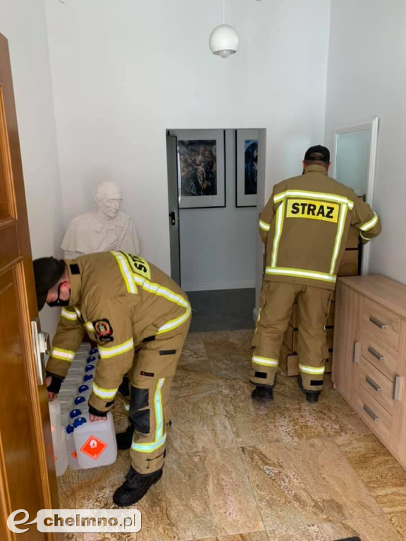 Strażacy rozwozili środki ochrony i maseczki